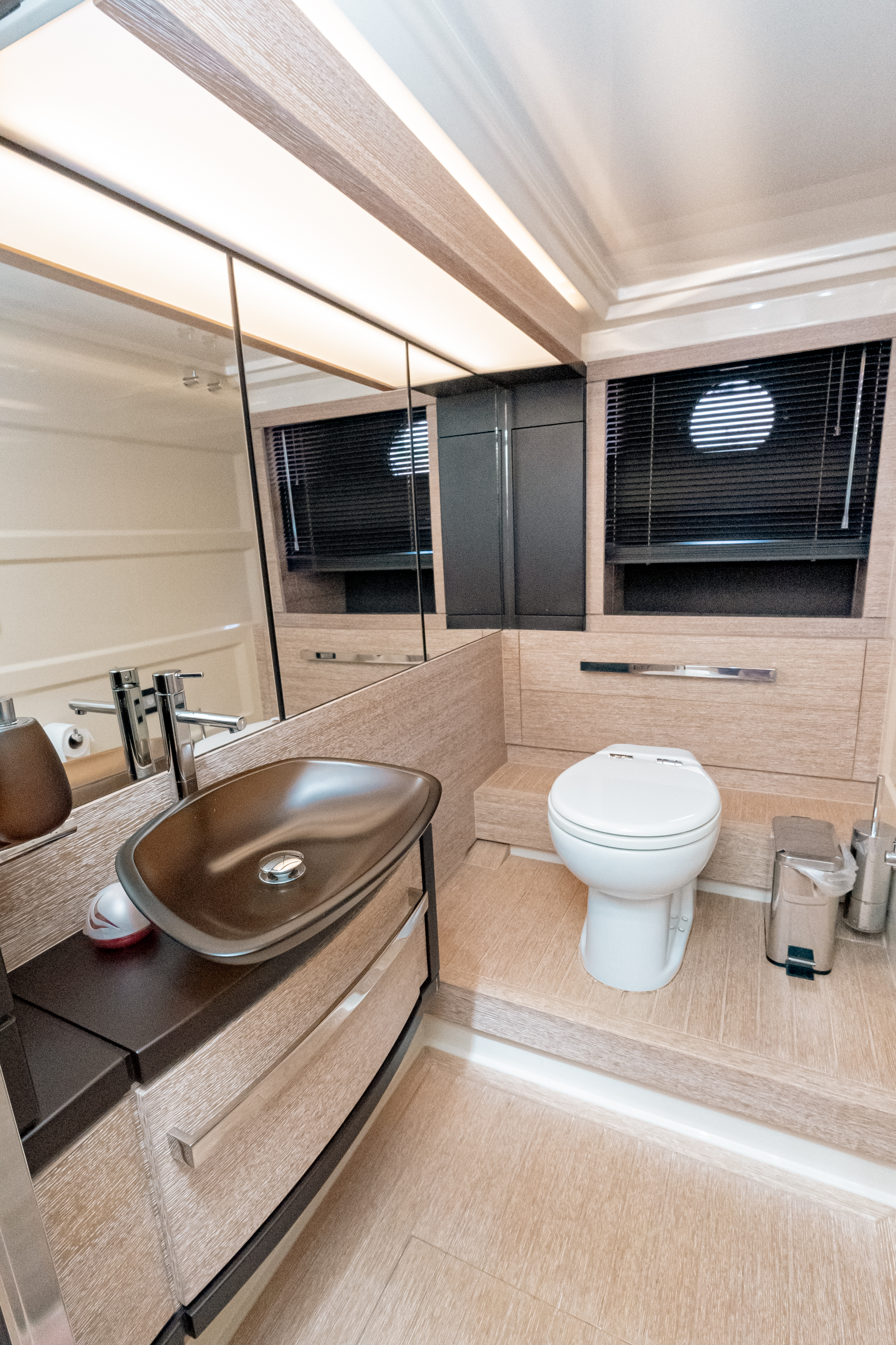 65ft Azimut yacht rental Miami - stern swim platform with water access for snorkeling