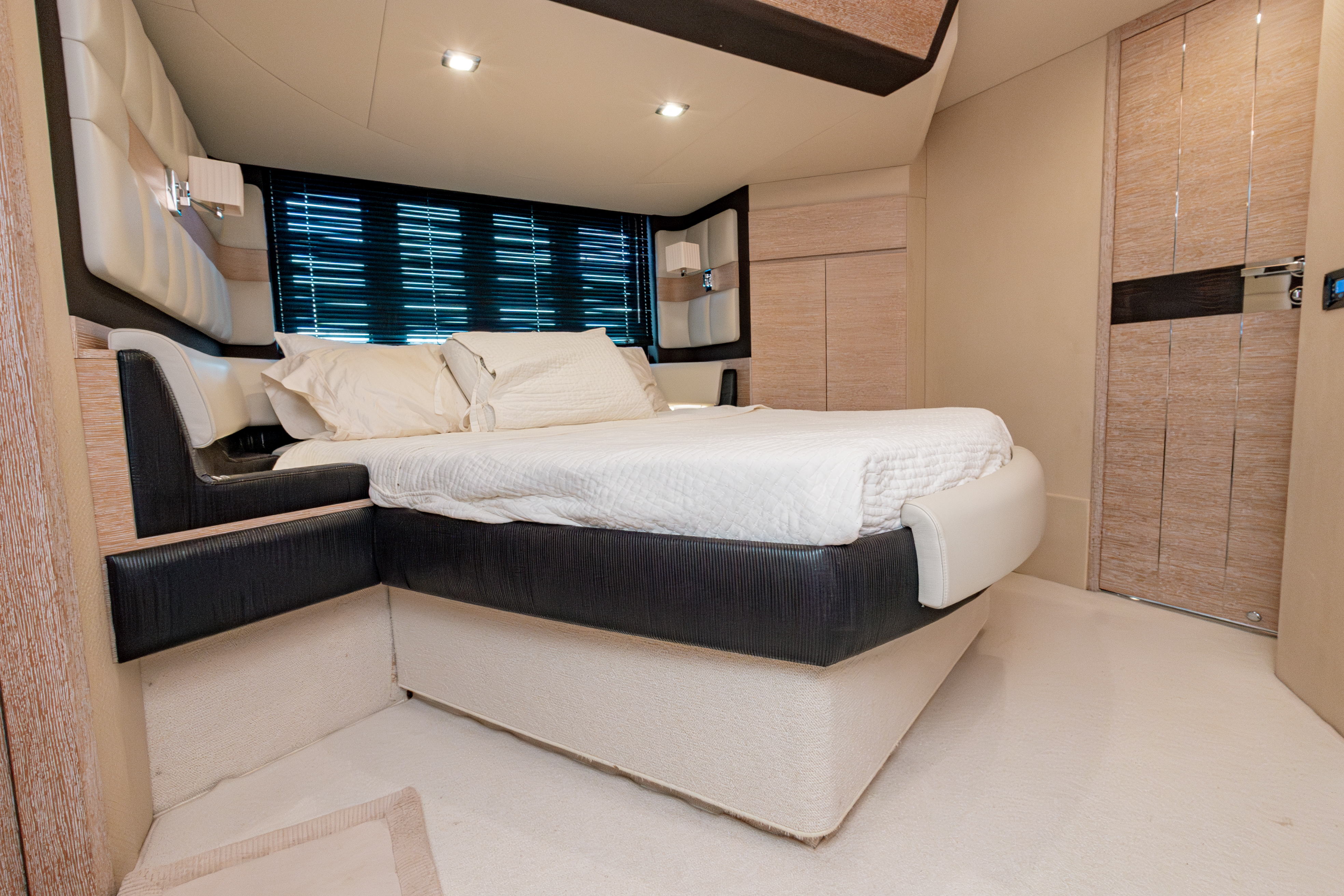 65ft Azimut yacht rental Miami - stern swim platform with water access for snorkeling