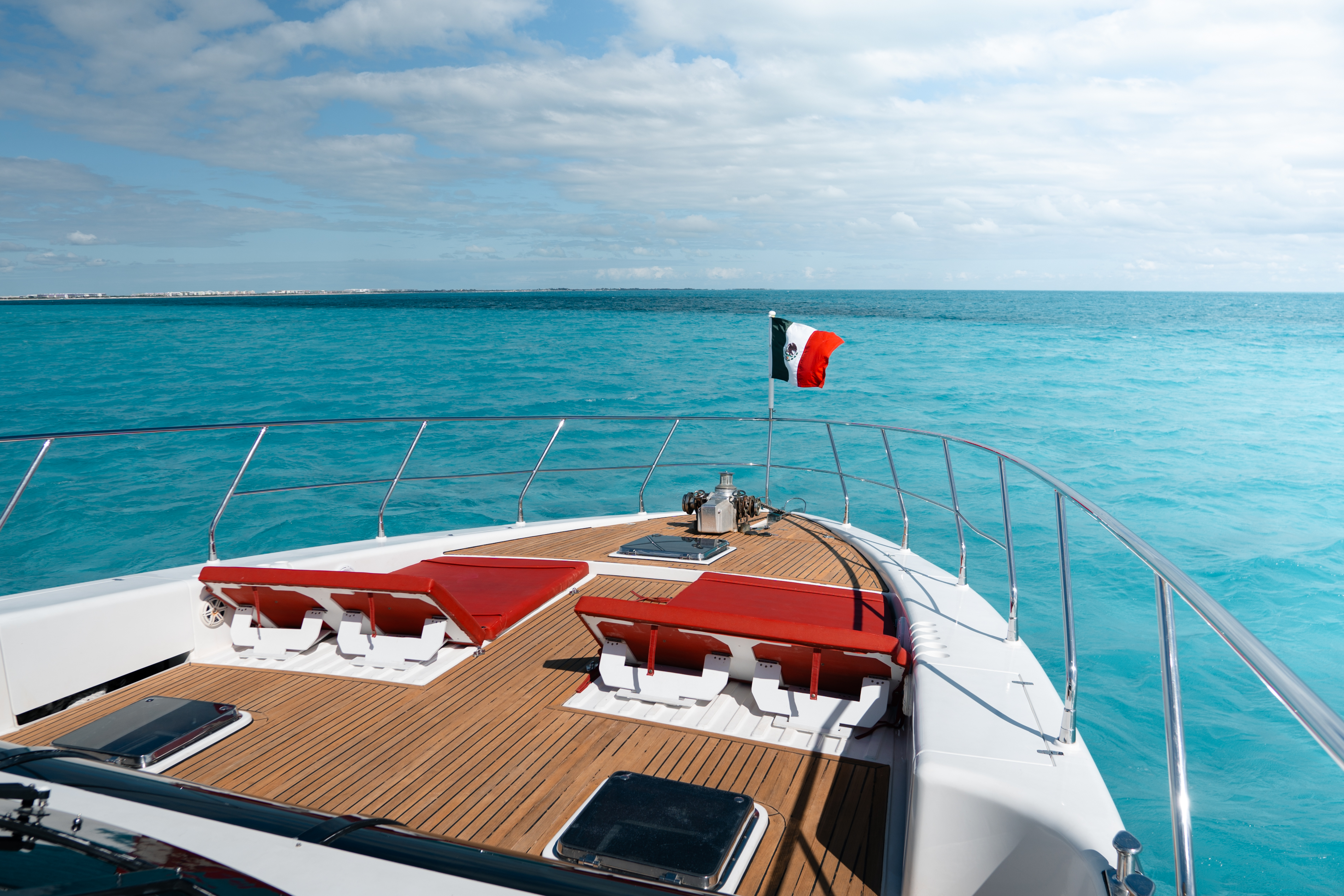 80ft Dynacraft yacht rental Miami - stern swim platform with water access for snorkeling