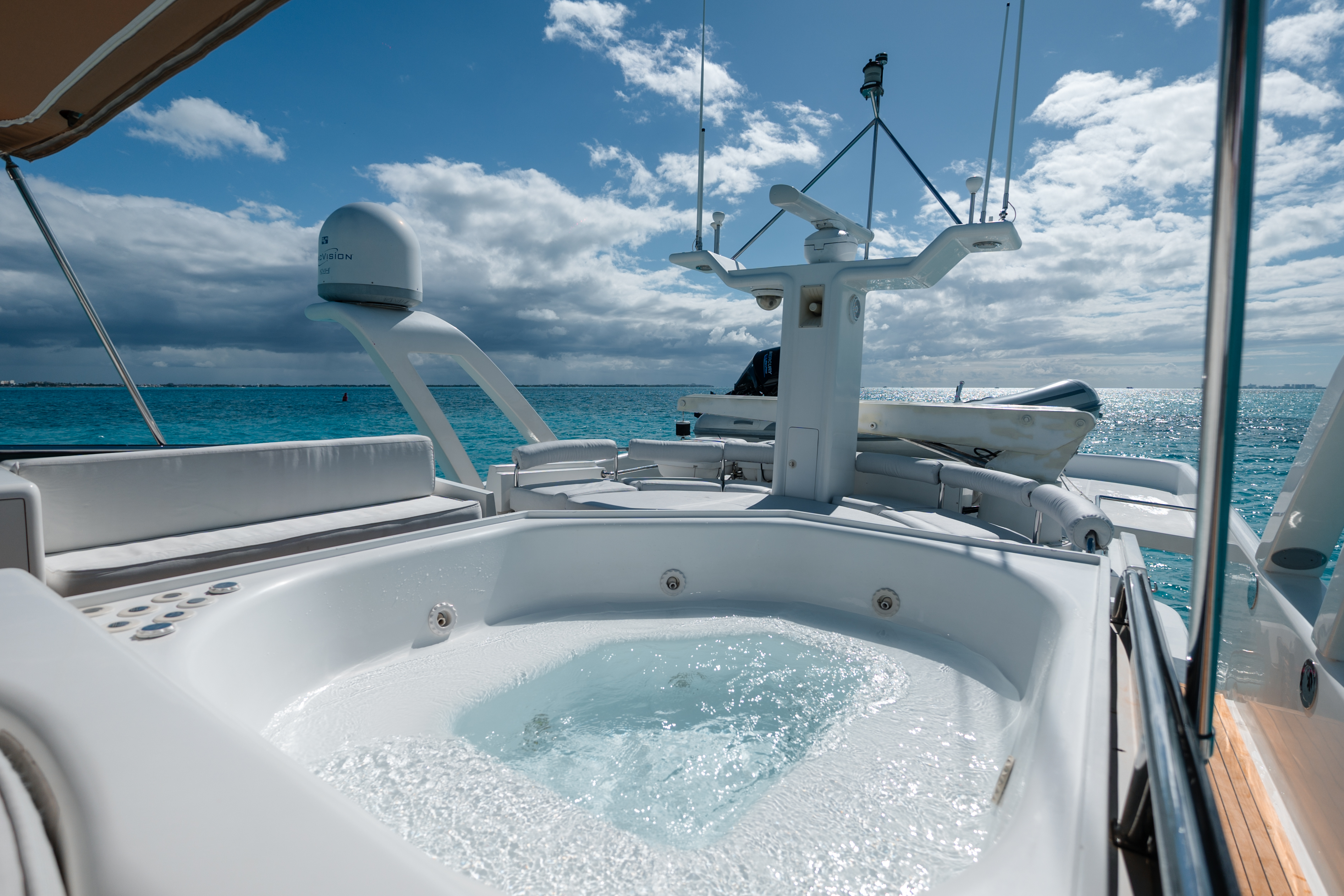 80ft Dynacraft yacht rental Miami - premium amenities and entertainment system