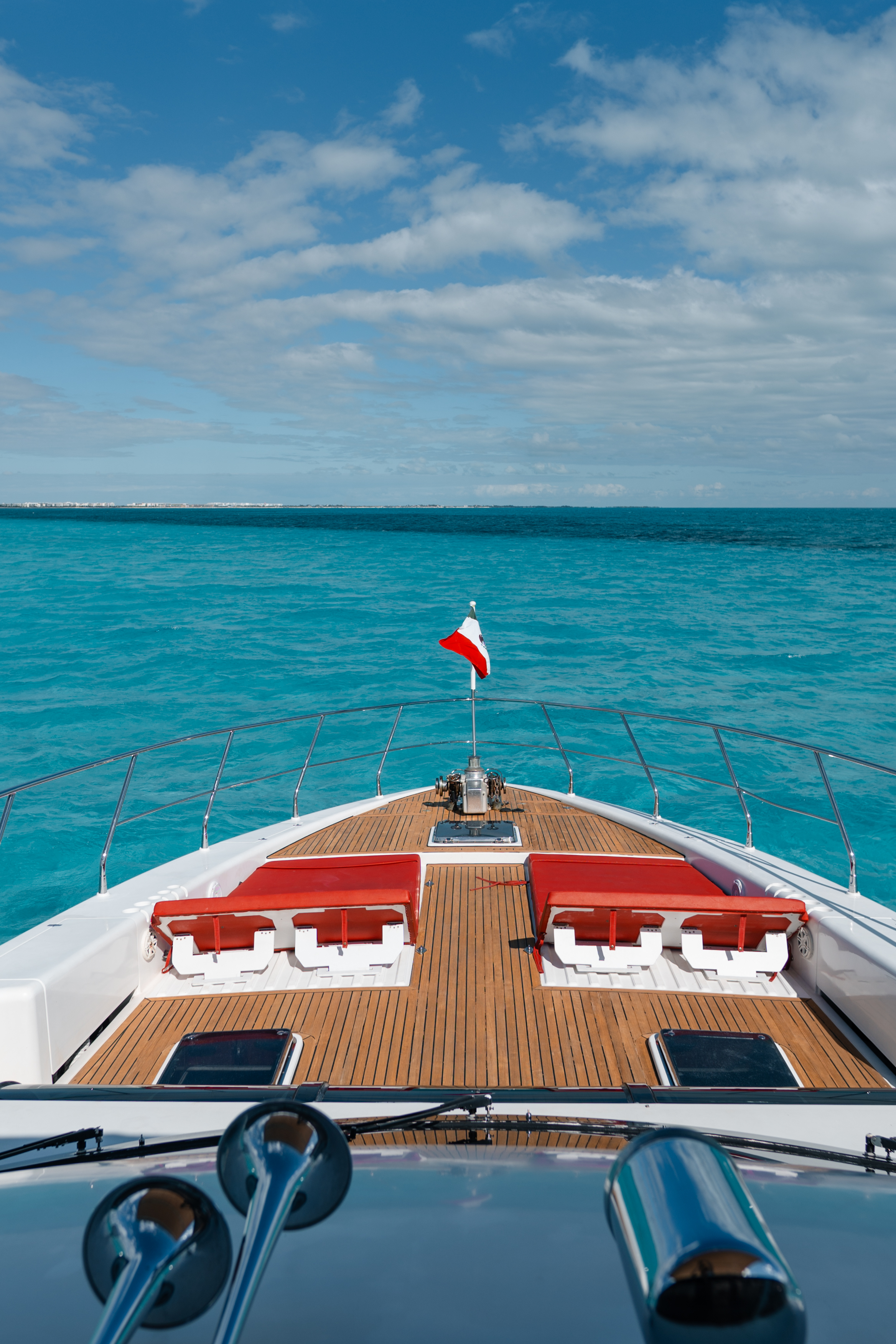 80ft Dynacraft yacht rental Miami - stern swim platform with water access for snorkeling