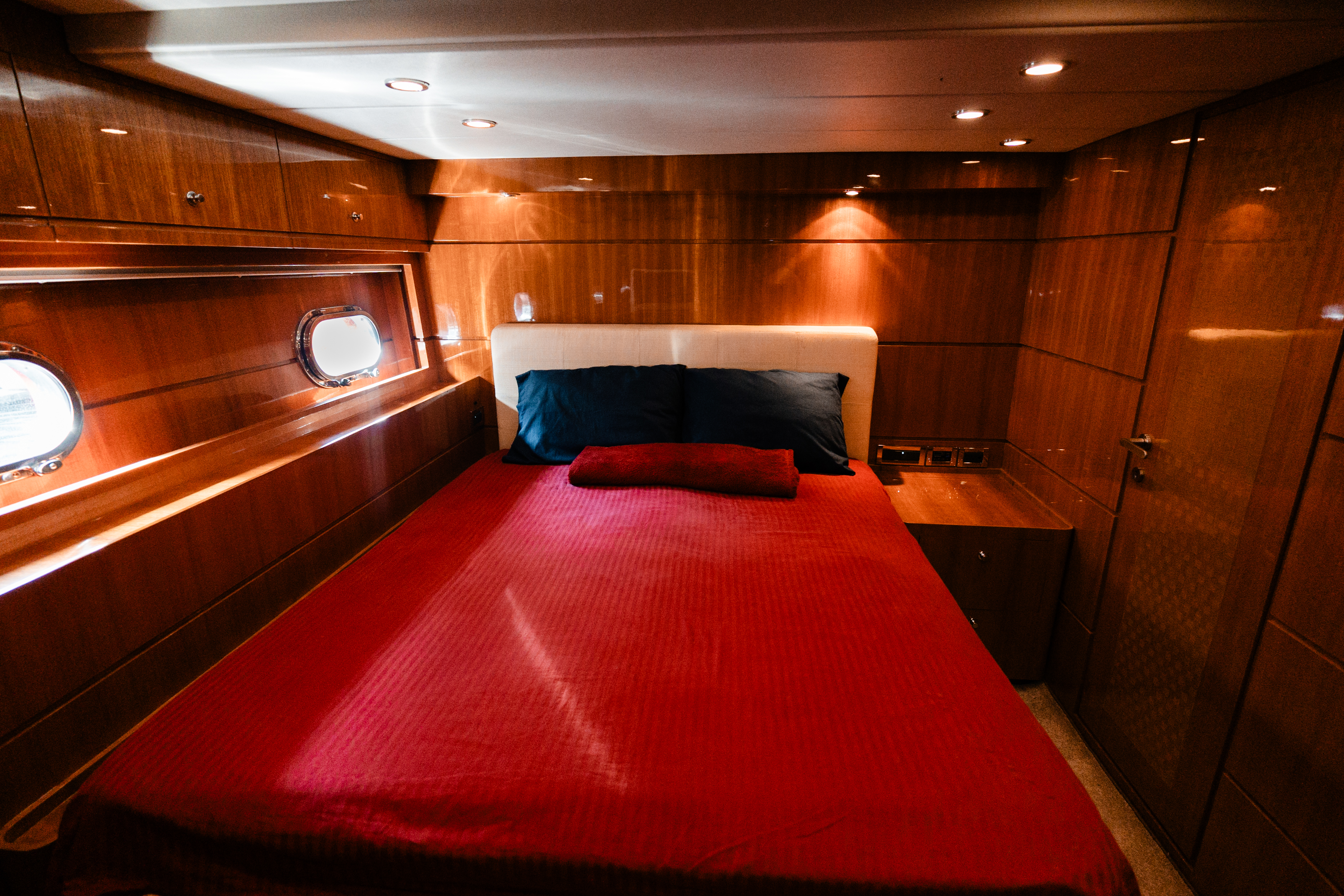 80ft Dynacraft yacht rental Miami - flybridge with panoramic views of Miami skyline