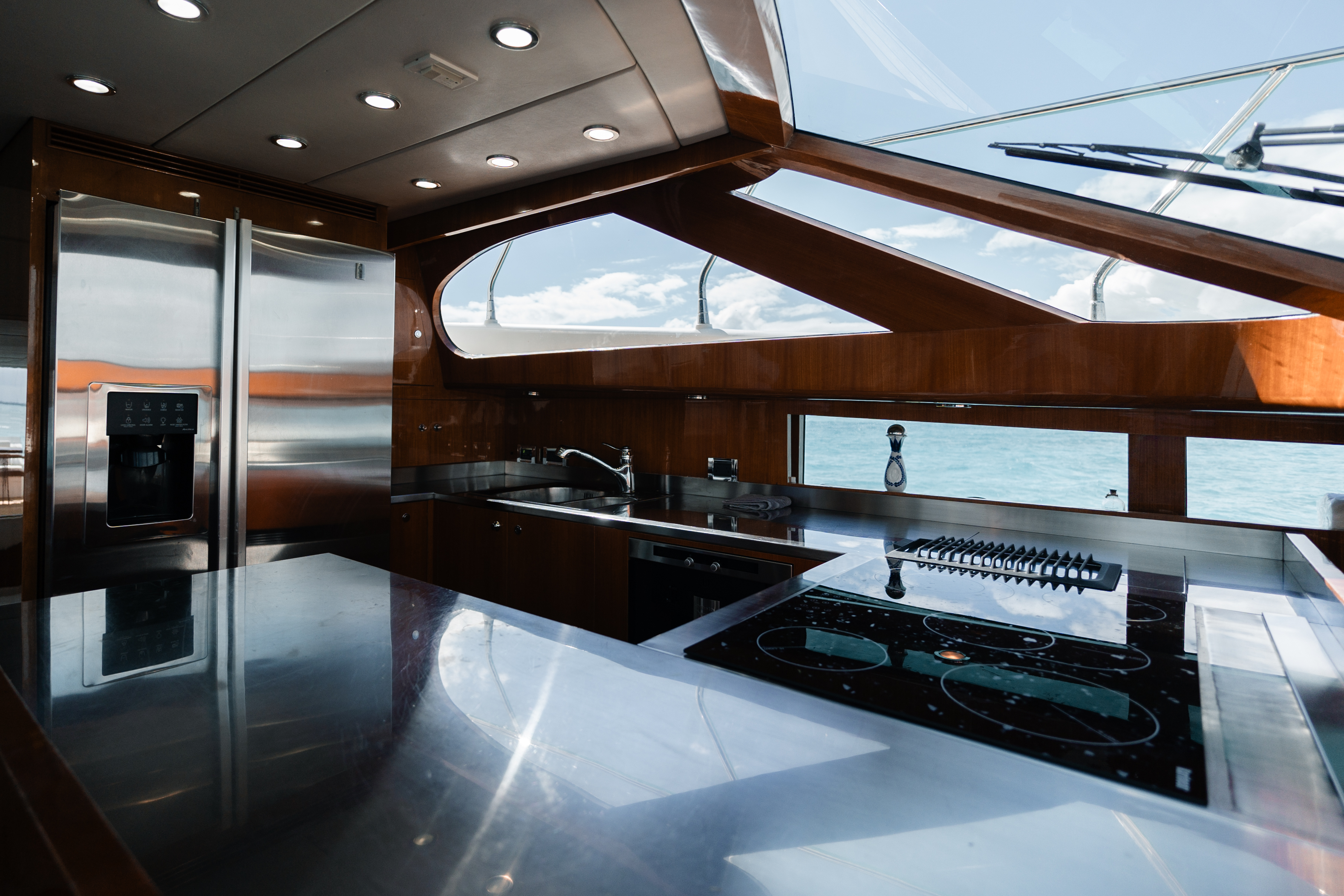 80ft Dynacraft yacht rental Miami - navigation bridge and helm station
