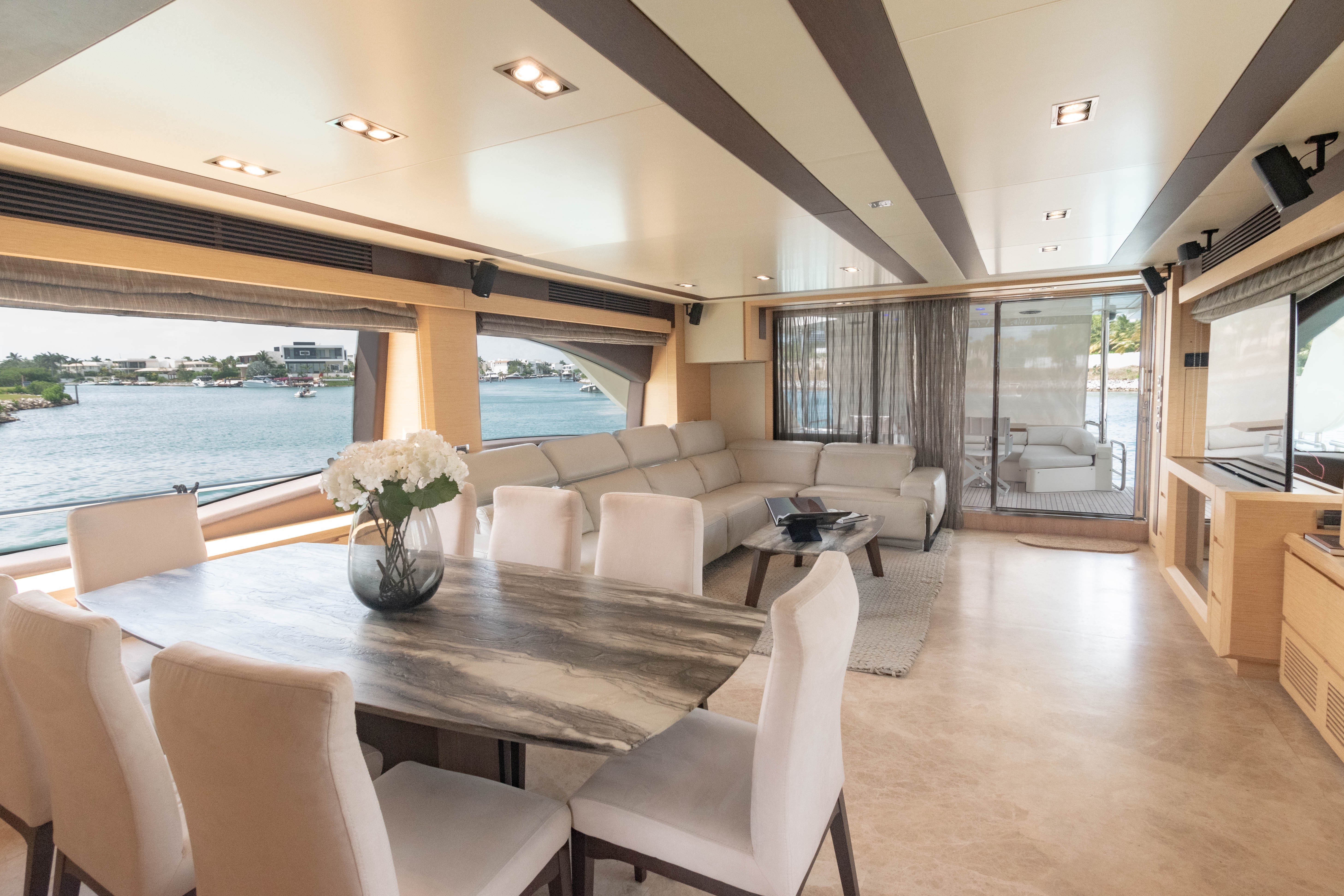 84ft Azimut yacht rental Miami - stern swim platform with water access for snorkeling