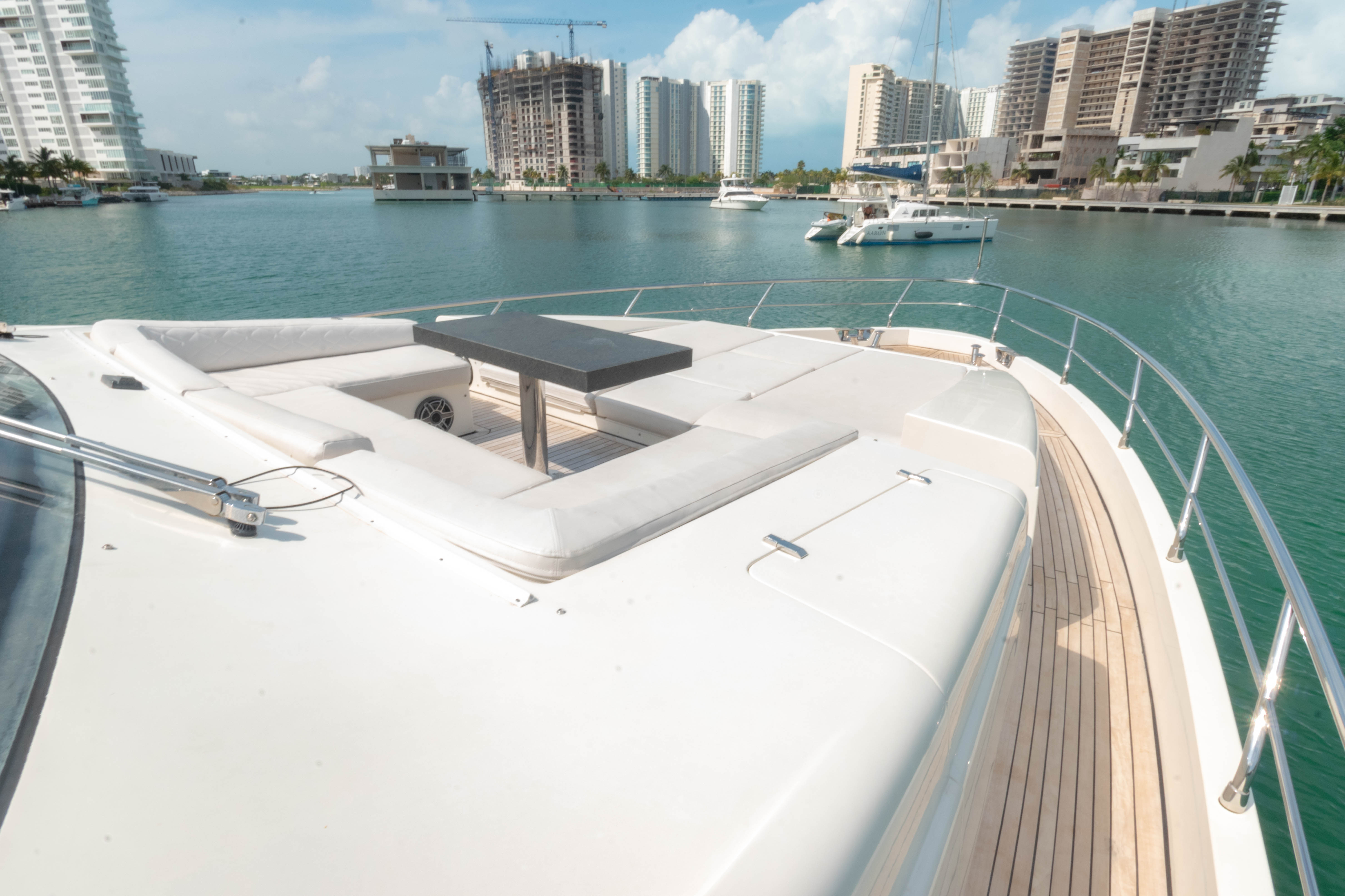 84ft Azimut yacht rental Miami - stern swim platform with water access for snorkeling