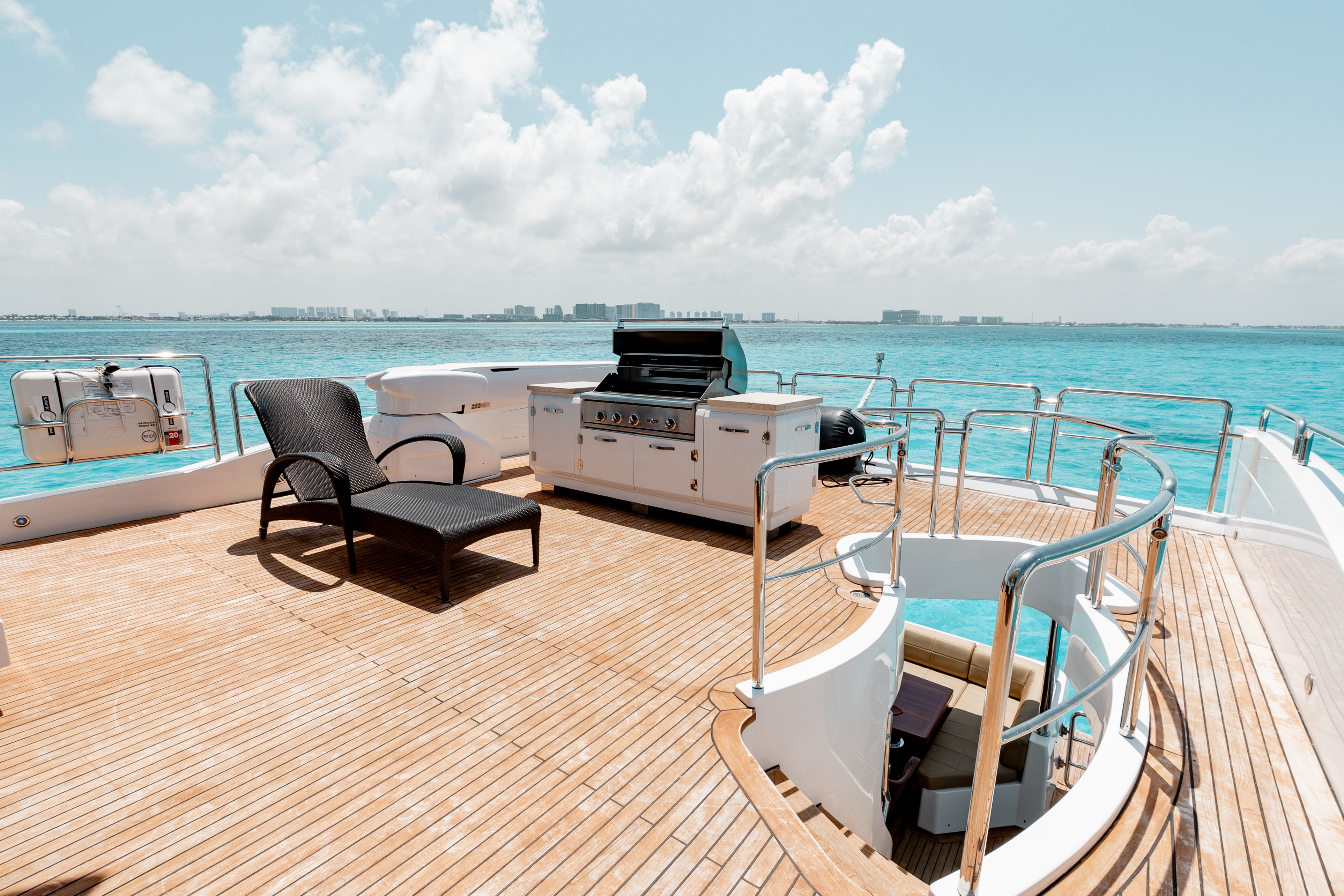 95ft Azimut yacht rental Miami - stern swim platform with water access for snorkeling