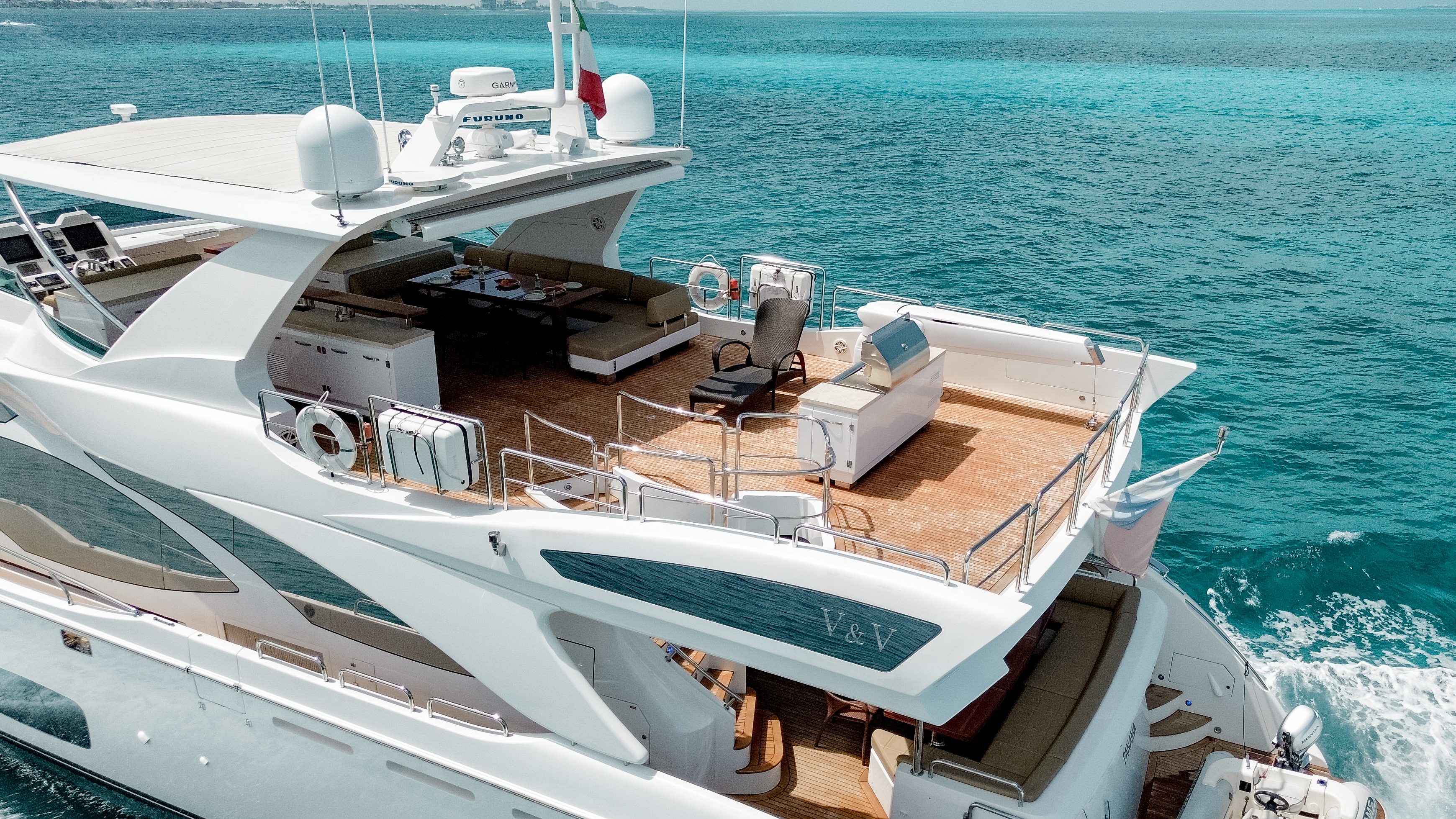 95ft Azimut yacht rental Miami - stern swim platform with water access for snorkeling
