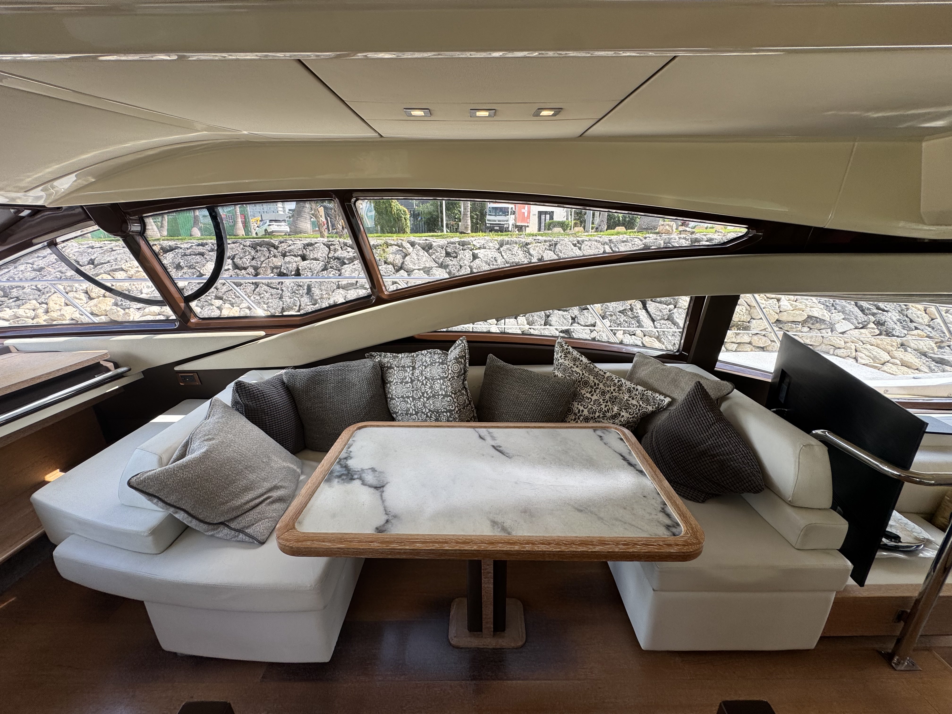 58ft Azimut yacht rental Miami - stern swim platform with water access for snorkeling