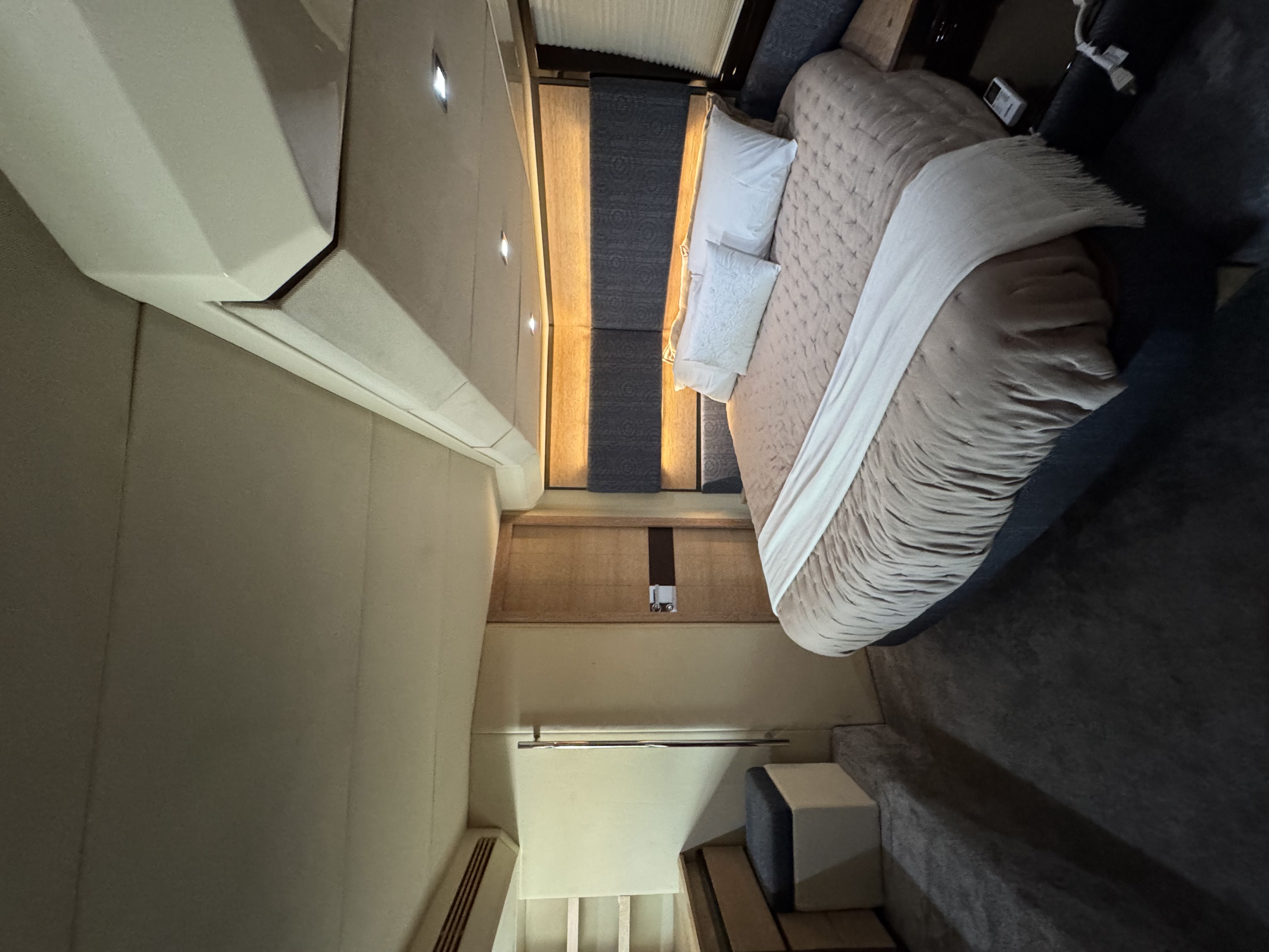 58ft Azimut yacht rental Miami - stern swim platform with water access for snorkeling
