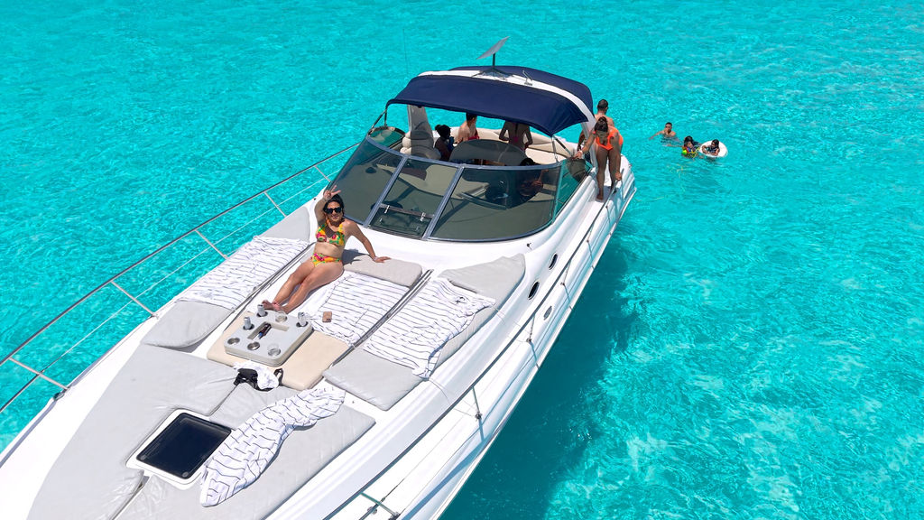 45ft Sea Ray Sundancer yacht rental Miami - flybridge with panoramic views of Miami skyline