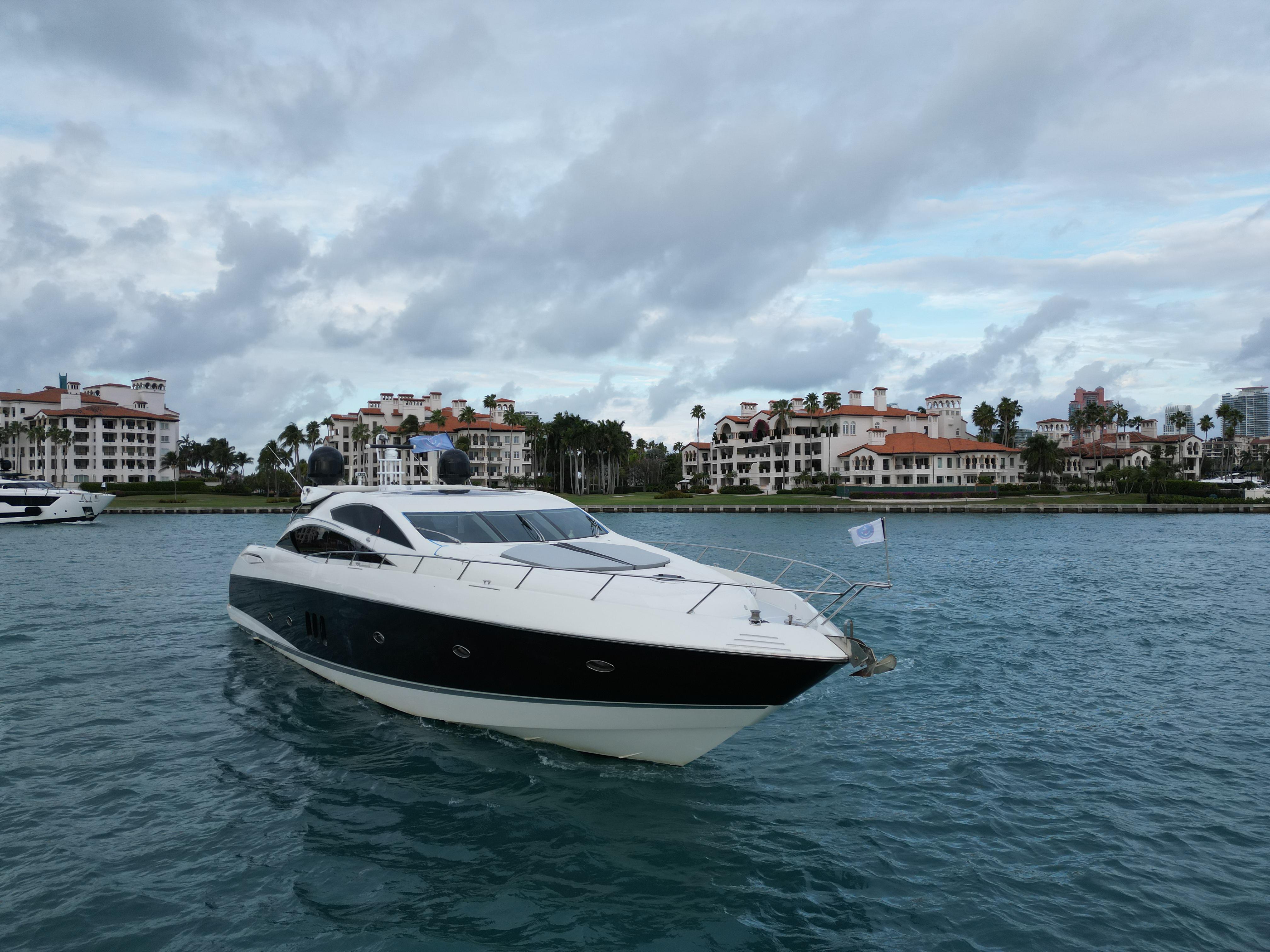 82ft Sunseeker Predator yacht rental Miami - stern swim platform with water access for snorkeling