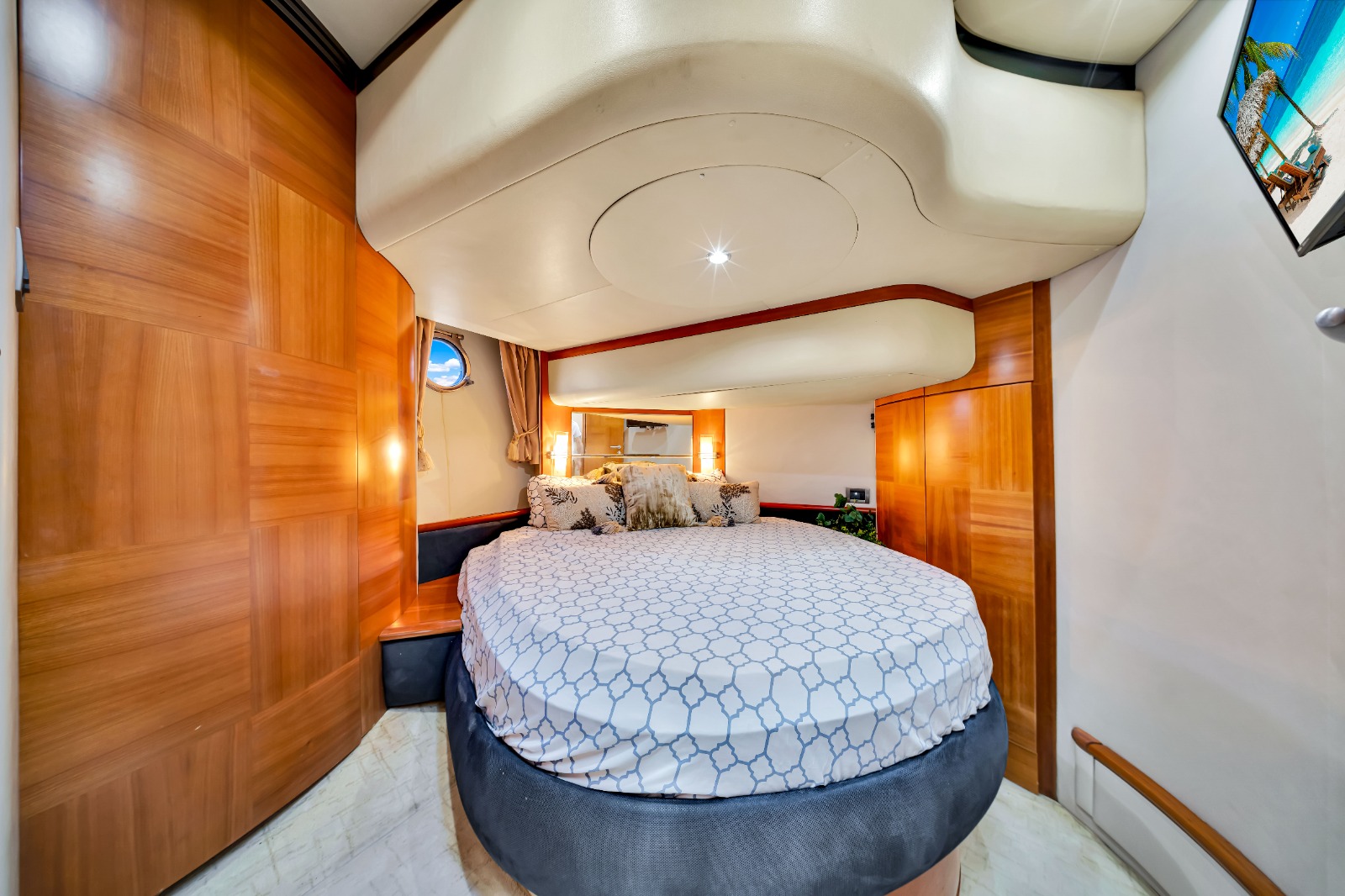 55ft Pink Panther Flybridge yacht rental Miami - stern swim platform with water access for snorkeling