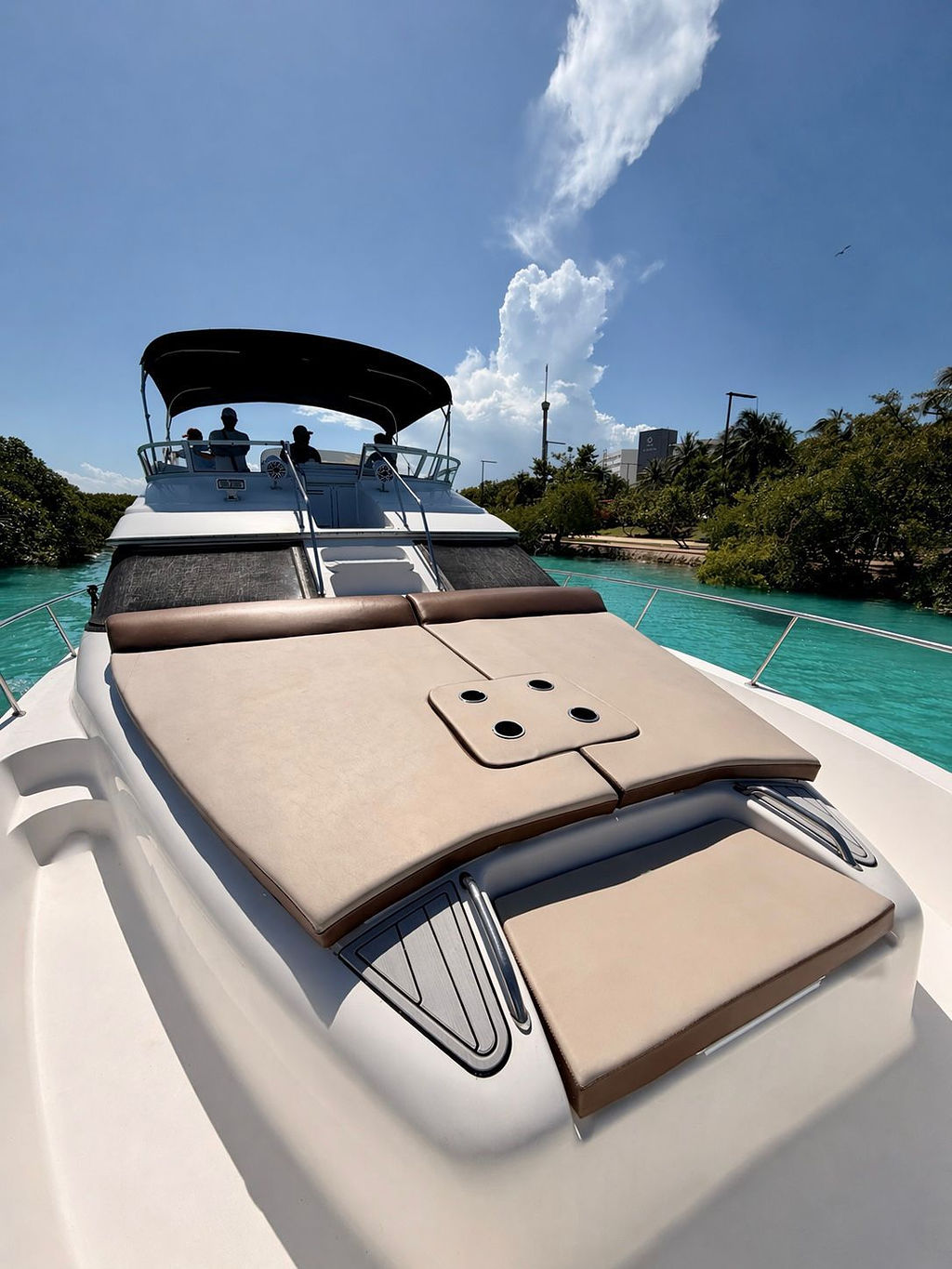 48ft Sea Ray yacht rental Miami - navigation bridge and helm station