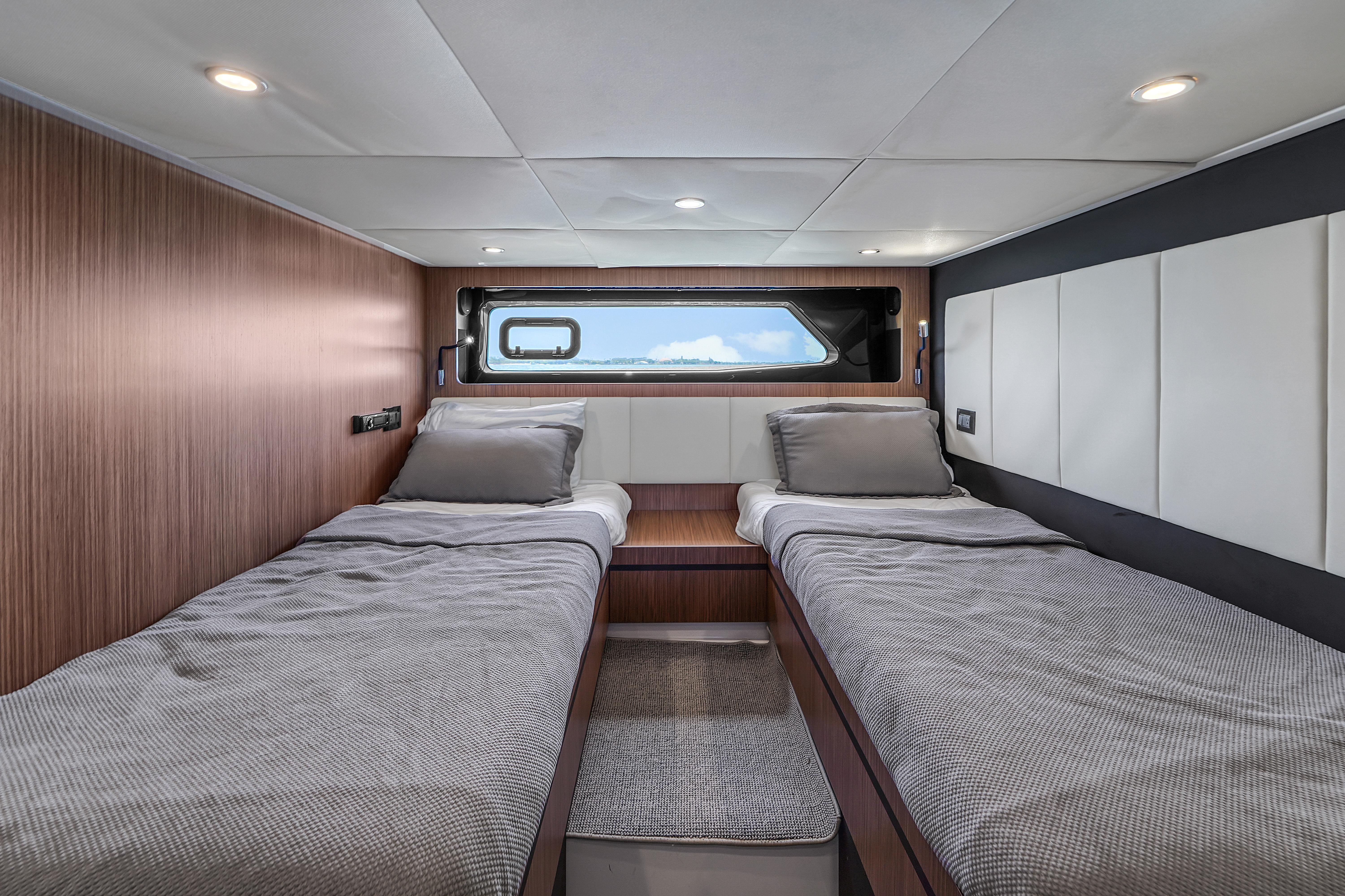 45ft Azimut Atlantis yacht rental Miami - navigation bridge and helm station
