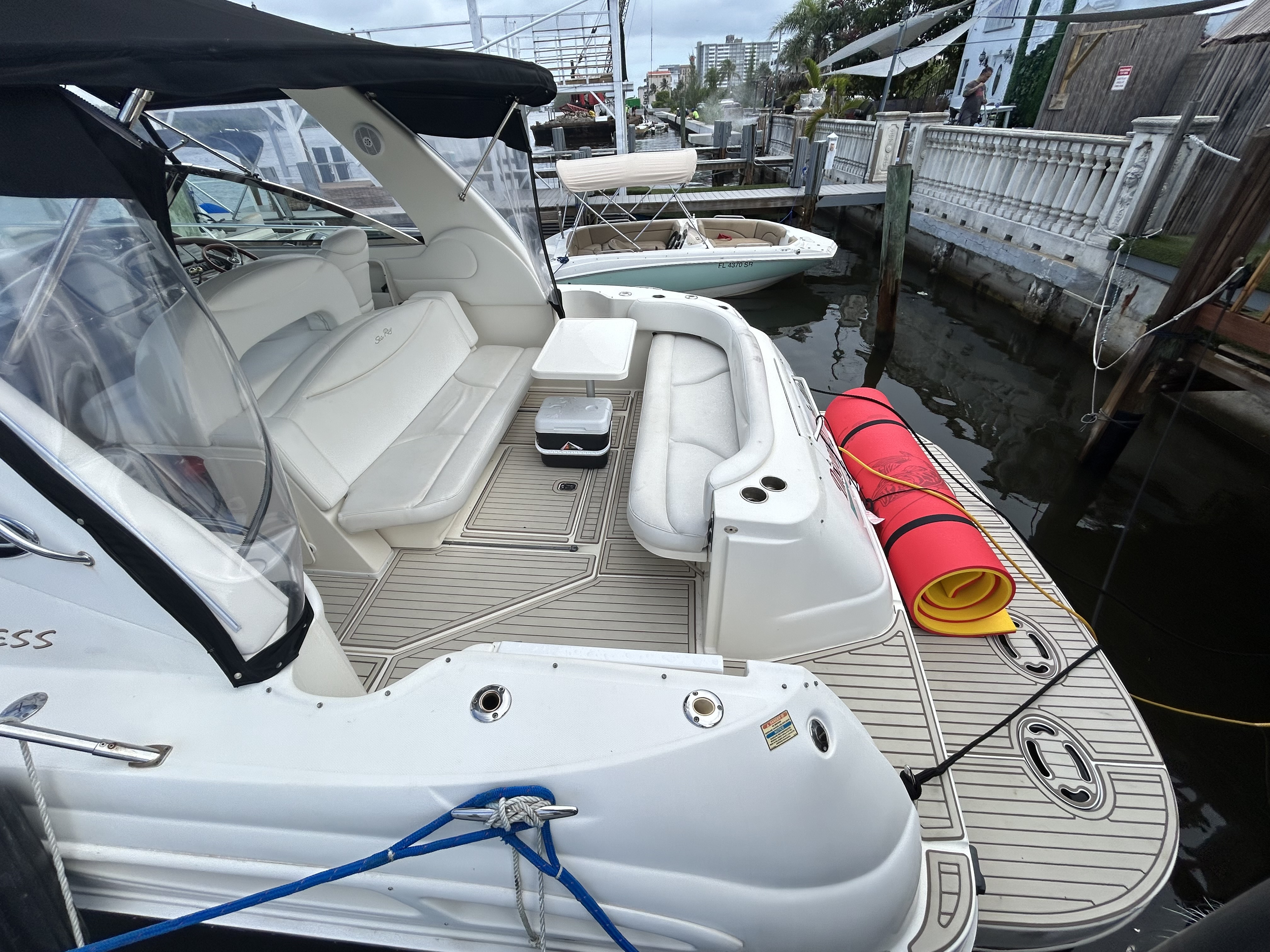45ft Searay H yacht rental Miami - navigation bridge and helm station