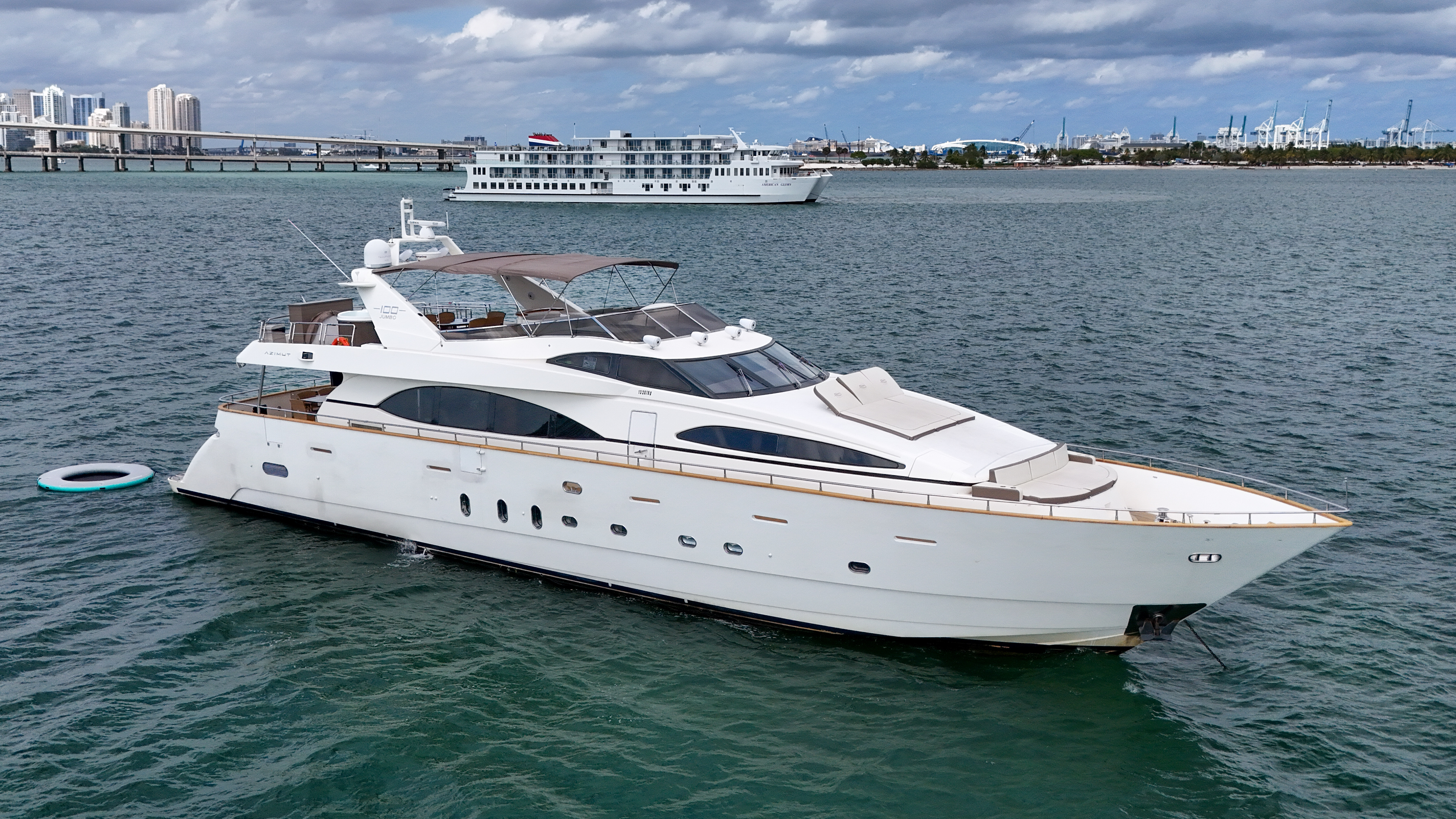 100ft Azimut D luxury yacht charter Miami - exterior view perfect for parties and celebrations