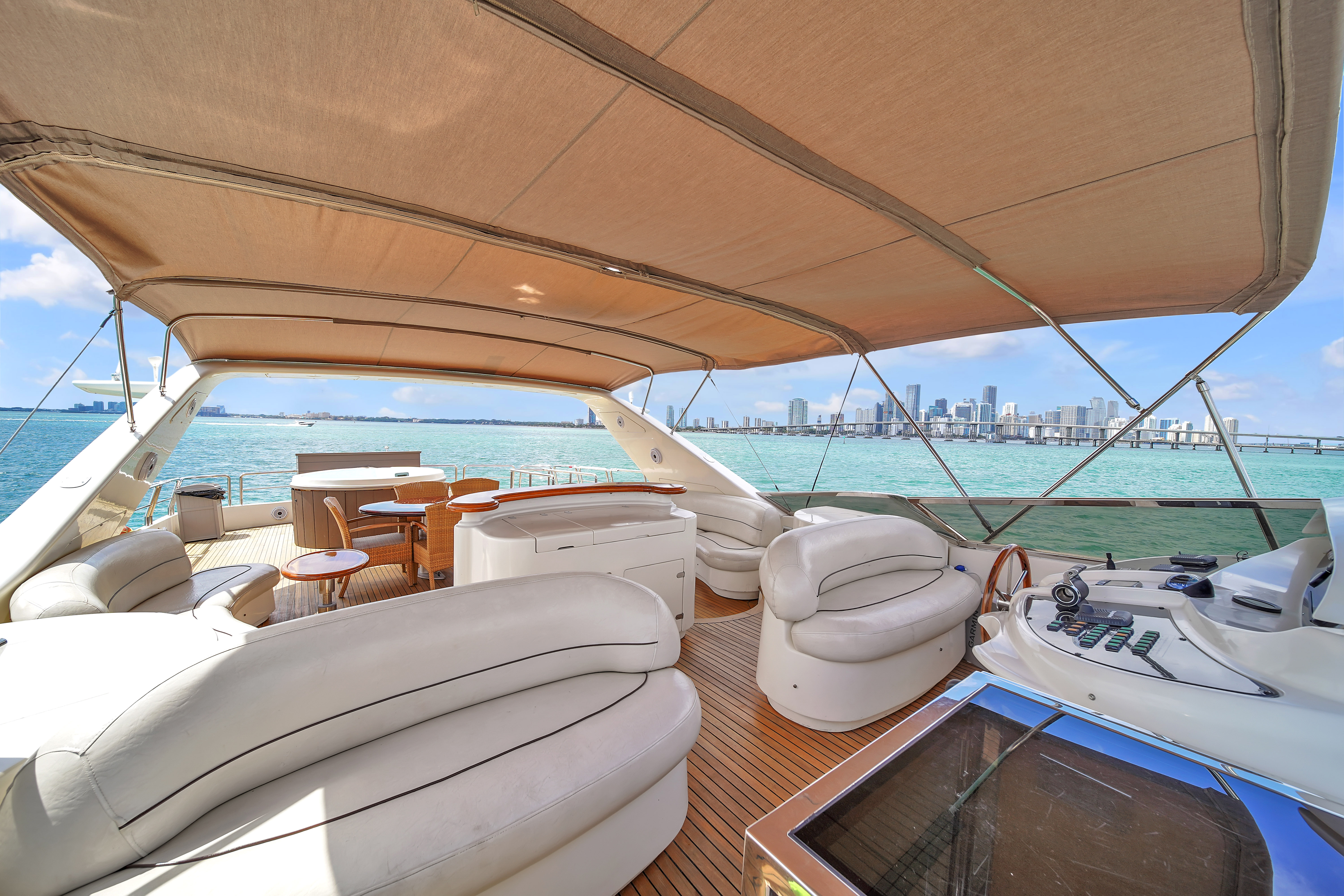 100ft Azimut D yacht rental Miami - stern swim platform with water access for snorkeling