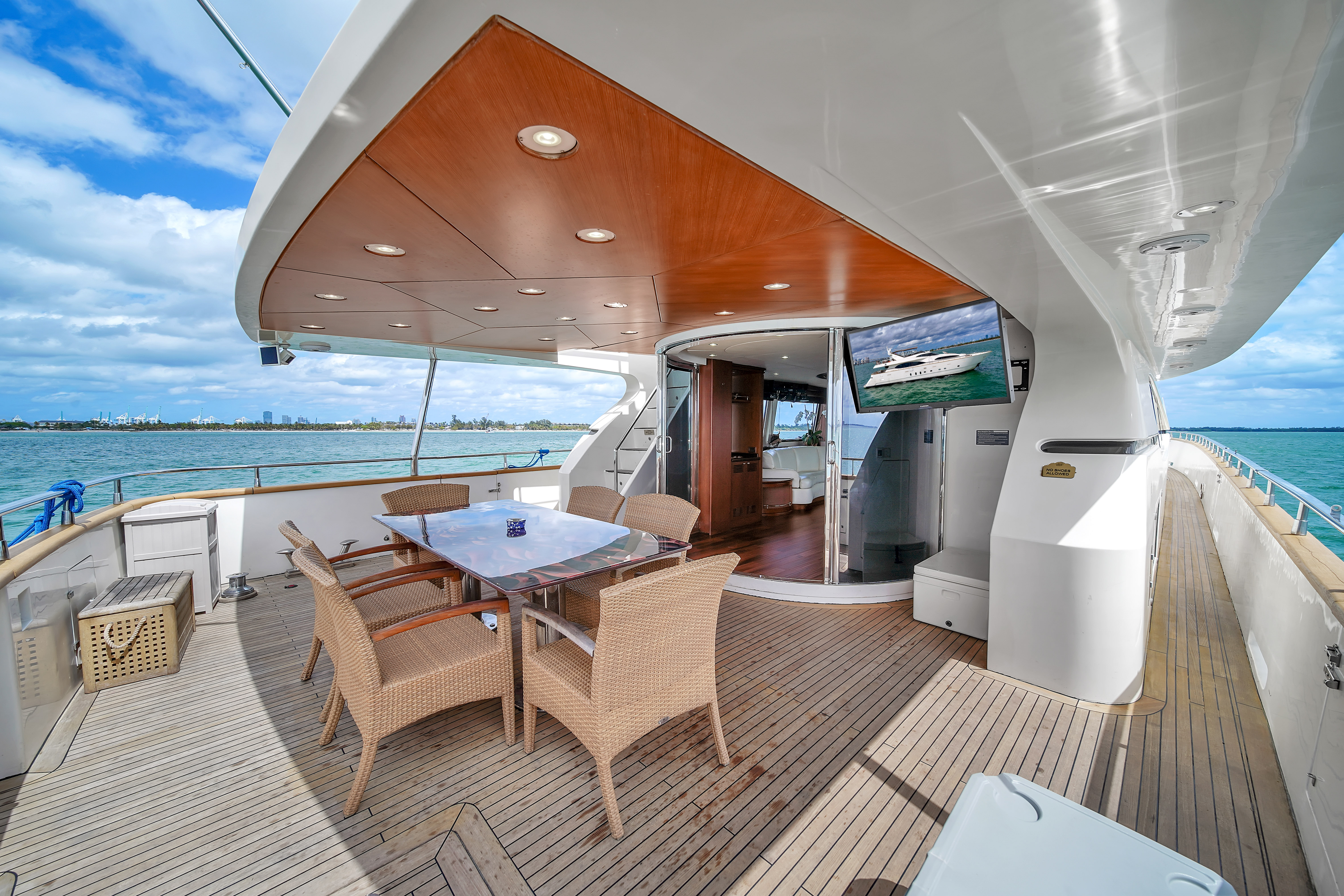 100ft Azimut D yacht rental Miami - premium amenities and entertainment system