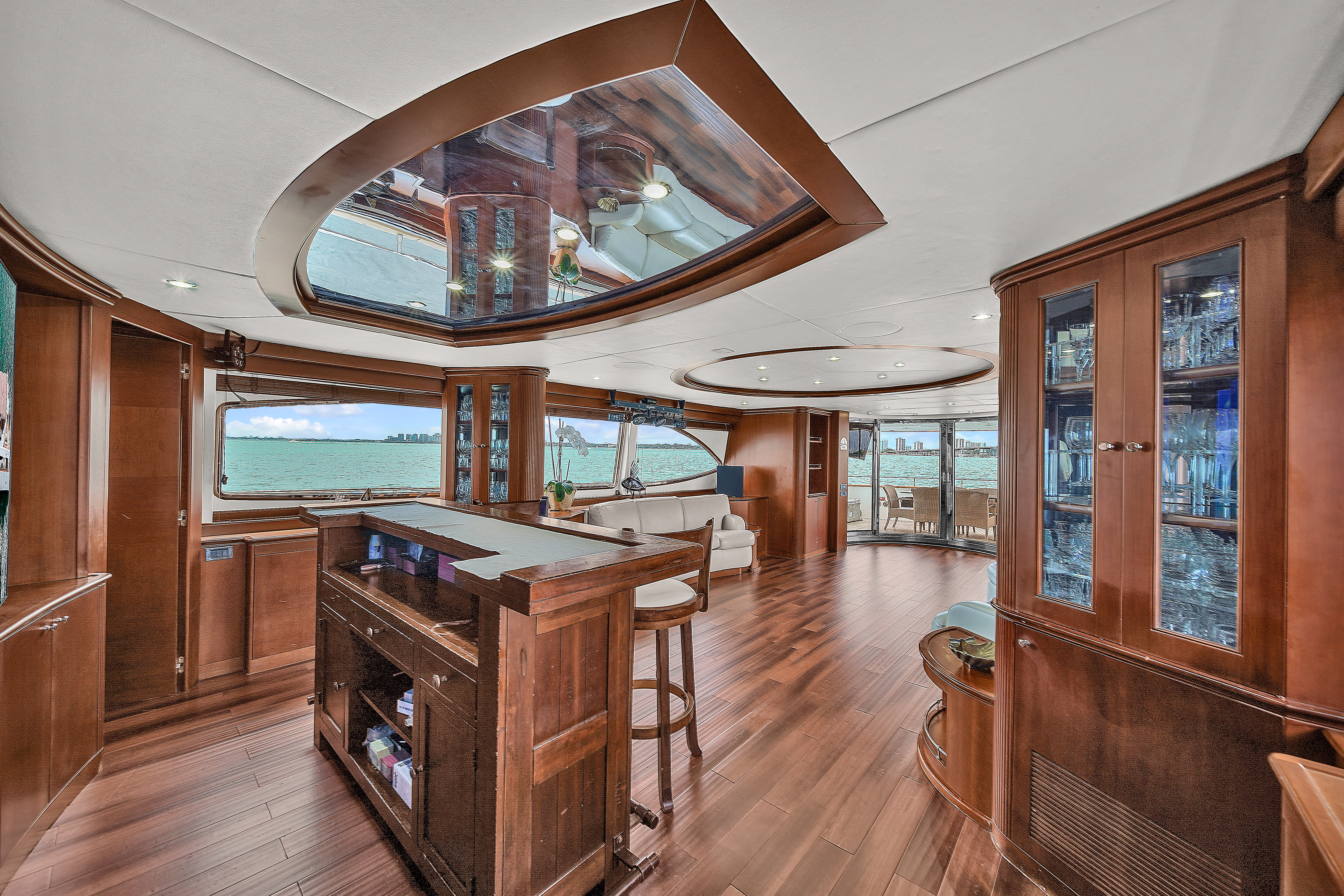 100ft Azimut D yacht rental Miami - stern swim platform with water access for snorkeling