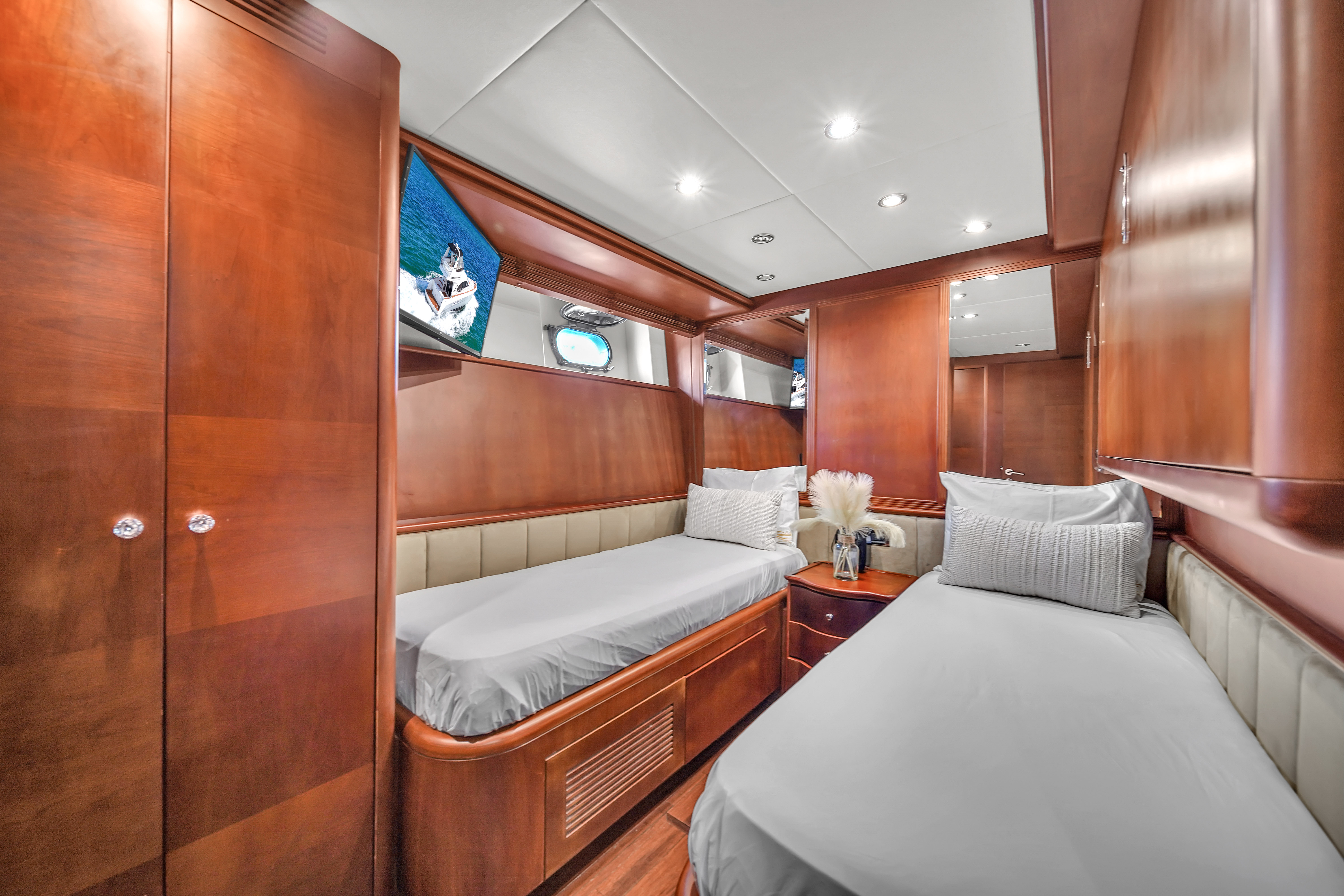 100ft Azimut D yacht rental Miami - premium amenities and entertainment system